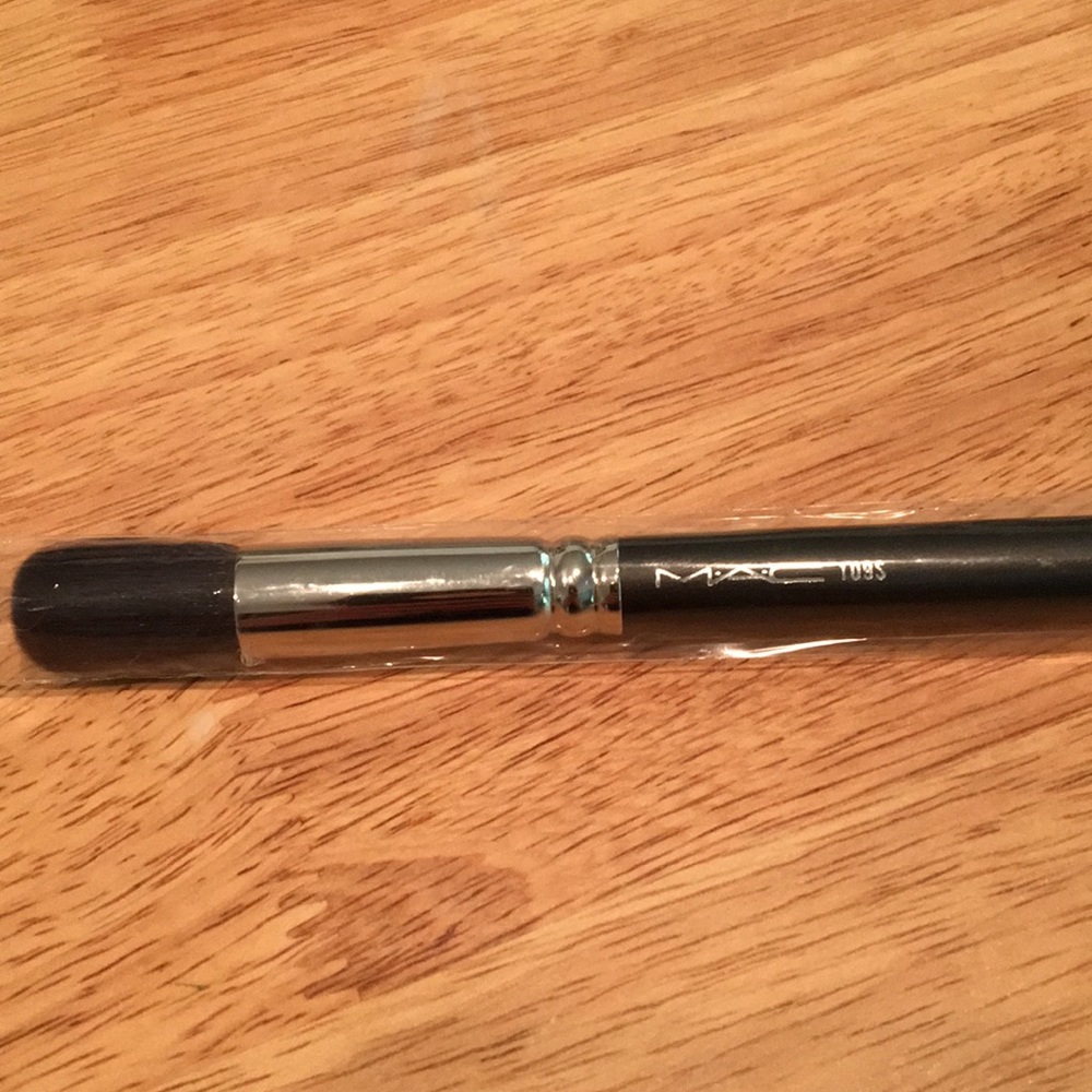 BRAND NEW MAC 109 Synthetic Small Contour Brush